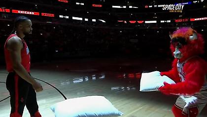 Ο Ντίλον Μπρουκς πλάκωσε την μασκότ των Μπουλς με... μαξιλάρι