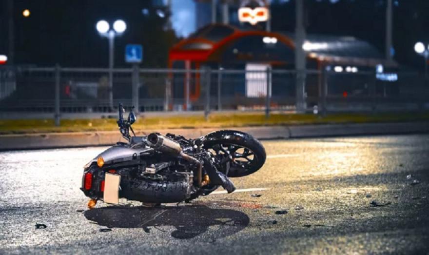 Χαϊδάρι: Ασθενοφόρο του ΕΚΑΒ παραβίασε το κόκκινο φανάρι και σκότωσε μοτοσικλετιστή