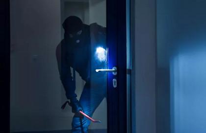 Ληστές «μπούκαραν» με αυτοκίνητο σε κατάστημα στη Μεταμόρφωση - Πήραν το χρηματοκιβώτιο