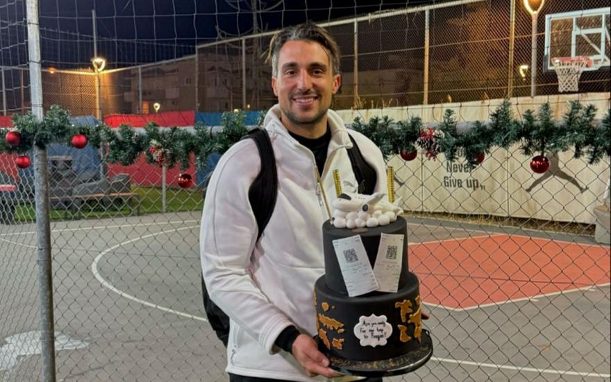 Σάκης Κατσούλης: Το απίθανο πανό που έφτιαξε η Μαριαλένα του για τα γενέθλιά του και το δώρο έκπληξη