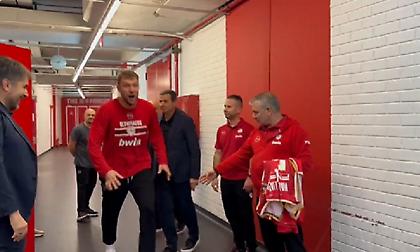 Σιγά που θα το 'χανε: Πήρε μέρος στο τελετουργικό του Ολυμπιακού με το ένα πόδι ο Βεζένκοφ!