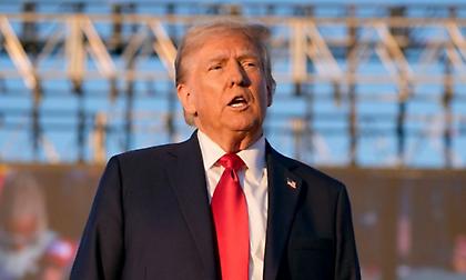 Τραμπ: Παγώνει επ’ αόριστον η υπόθεση της Στόρμι Ντάνιελς