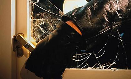 Κινηματογραφική διάρρηξη στο Βαθύ Αυλίδας - Έσπασαν την πόρτα και άρπαξαν τα πάντα με το παιδί στο σπίτι