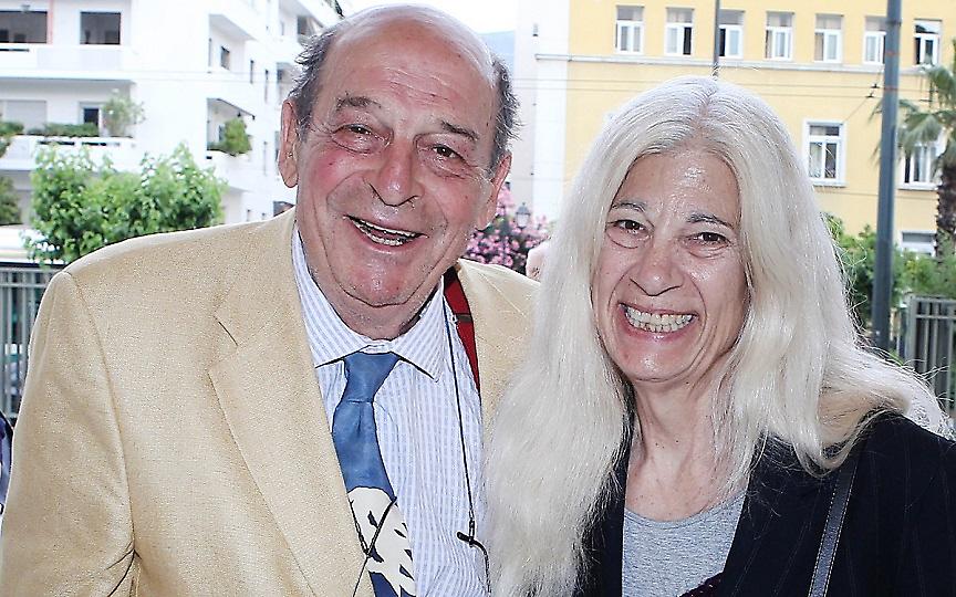 Μανούσος Μανουσάκης: Ανατροπή με την αιτία θανάτου του - Tι είπε η σύζυγός του και τι γράφει το Ανακοινωθέν;