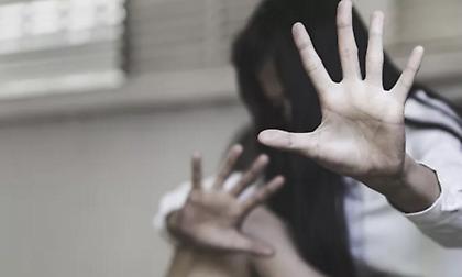 Φρίκη στη Γαλλία: Πατέρας βίαζε την κόρη του και έβαζε και άλλους άνδρες να την κακοποιούν σεξουαλικά