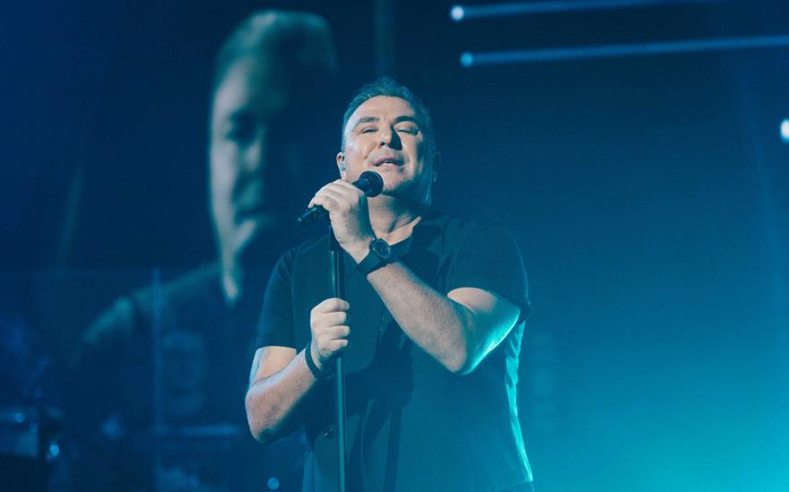 Ο Ρέμος σήκωσε τον Μπισμπίκη να χορέψει και τον... έθαψε στα λουλούδια