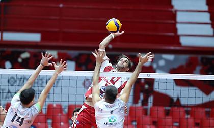 Έκανε «περίπατο» στο ντέρμπι και ξέφυγε στην κορυφή ο Ολυμπιακός