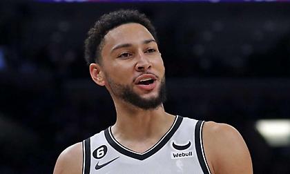 Πλέον δεν βάζει ούτε τα λέι απ: Ο Σίμονς αστόχησε ολομόναχος κάτω από το καλάθι