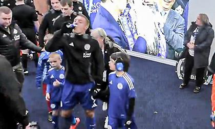 Ο Βάρντι έβγαινε στο γήπεδο να παίξει με την Τσέλσι κι έπινε χαλαρός το αναψυκτικό του!