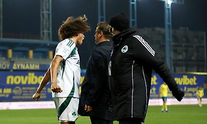 Το γκολ-χρυσάφι του Αράο στο 92' με φοβερή ασίστ Μπακασέτα - Πανηγύρισε αγκαλιά με τους παίκτες ο Βιτόρια!