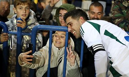 Τρέλα για Μπακασέτα στο Αγρίνιο: Έβγαλε φωτογραφίες με οπαδούς του Παναιτωλικού και υπέγραψε φανέλες