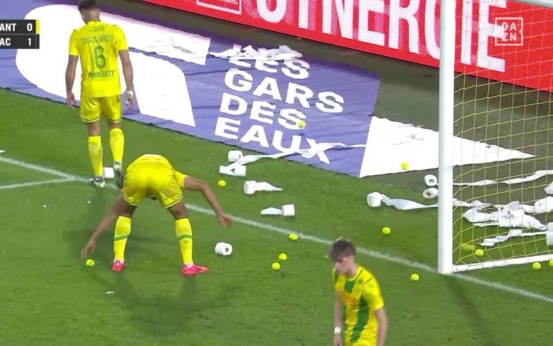 Ναντ: Χαμός από τους οπαδούς της Ναντ, διέκοψαν το παιχνίδι με τη Χάβρη πετώντας μπαλάκια