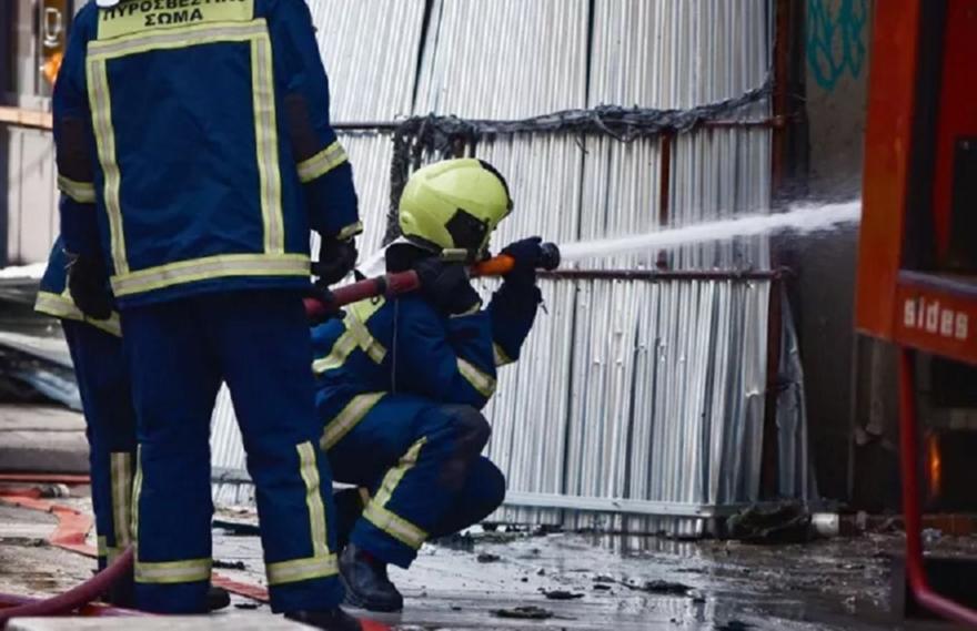 Γλυφάδα: Κατάστημα έπιασε φωτιά