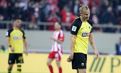 Οπαδοί της ΑΕΚ στα Σπάτα μετά τη βαριά ήττα στο Φάληρο