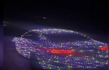 Οδηγός στόλισε το αυτοκίνητό του με 3000 χριστουγενιάτικα λαμπάκια - Υπερθέαμα στους δρόμους της Θεσσαλονίκης