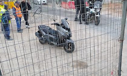 Μηχανάκι έπεσε πάνω στις μπάρες του τρένου στη διάβαση της Αγίου Μελετίου