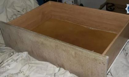 Σοκαριστική ιστορία στη Βρετανία: Μάνα έκρυβε για τρία χρόνια το κοριτσάκι της σε ένα συρτάρι