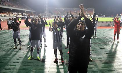 Αποθέωση στους παίκτες του Λουτσέσκου από τους περίπου 1.000 φίλους του ΠΑΟΚ στη Ρίγα!