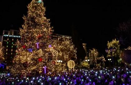 Σήμερα η Αθήνα βάζει τα «καλά» της και ανάβει το Χριστουγεννιάτικο δέντρο στο Σύνταγμα