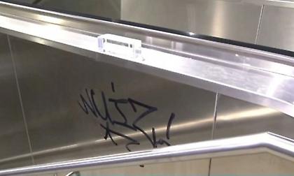 Έγραψαν ήδη στις σκάλες του σταθμού Βούλγαρη στο μετρό της Θεσσαλονίκης