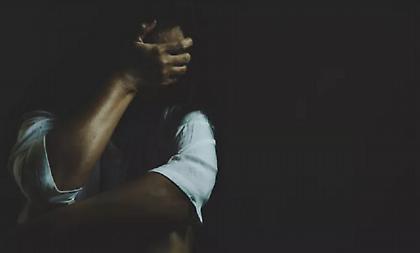 Σοκαριστικές καταγγελίες για τον αστυνομικό της Βουλής: Ανάγκαζε την γυναίκα του να ασελγεί κι εκείνη στα παιδιά τους