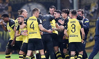 Αντίδραση-απάντηση από τους παίκτες της ΑΕΚ μετά το γκολ: Έτρεξαν στον πάγκο και αγκάλιασαν τον Αλμέιδα