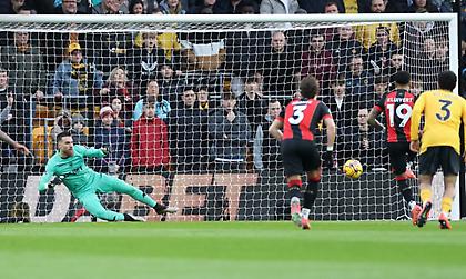 «Πάρτι» της Μπόρνμουθ με… κομπάρσο τον Σα, είδε πόση δουλειά πρέπει να κάνει στη Λέστερ ο Φαν Νίστελροϊ