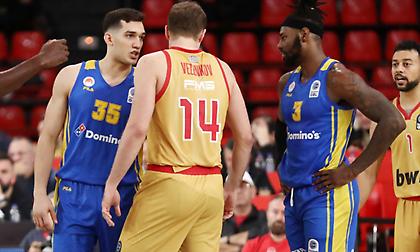 Βεζένκοφ και Ζούγρης παραλίγο να πιαστούν στα χέρια μετά το τέλος του αγώνα στο ΣΕΦ