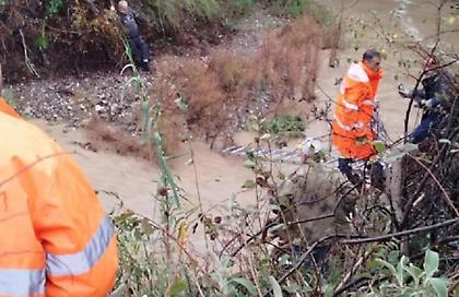 Χείμαρρος παρέσυρε άνδρα στην Ναύπακτο - Διασώθηκε από πυροσβέστες