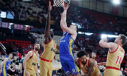 Εξαιρετική άμυνα του Ζούγρη στον Φαλ και γκολ-φάουλ από τον Χάρις