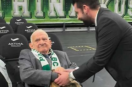 Συγκίνησε ο 96χρονος φίλος του Παναθηναϊκού που πήγε στο ΟΑΚΑ με τη νοσηλευτική του μονάδα
