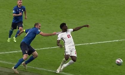 Ο Κιελίνι εξήγησε τι σκέφτηκε τραβώντας τη φανέλα του Σάκα το '21: «Ήμουν σίγουρος για την κάρτα...»