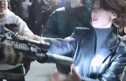 Νότια Κορέα: Ατρόμητη γυναίκα τα έβαλε με στρατιώτη την ώρα του χάους - Του άρπαξε το όπλο και έγινε viral (video)