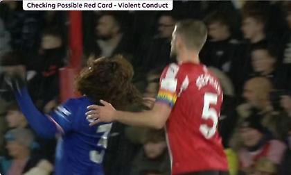 Απίστευτη φάση στο Σαουθάμπτον-Τσέλσι: Ο Στίβενς αποβλήθηκε επειδή τράβηξε τα μαλλιά του Κουκουρέγια!