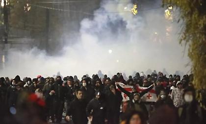 Κανόνια νερού και δακρυγόνα εναντίον διαδηλωτών στη Γεωργία