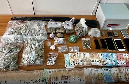 Συνελήφθησαν πέντε άτομα, μέλη κυκλωμάτων, που διακινούσαν ναρκωτικά σε Αχαρνές και στο κέντρο της Αθήνας