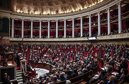 Γαλλία: Υπερψηφίστηκε η πρόταση μομφής κατά της κυβέρνησης Μπαρνιέ - Σε πολιτικό και οικονομικό χάος η χώρα