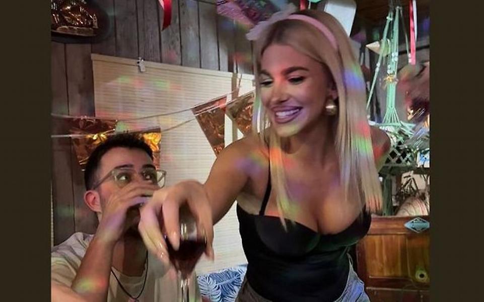 Παπαδημητρίου-Σολωμού-Συνατσάκη-Fipster-Βασάλος (με τη Μαρία του) το έκαψαν στο birthday party της Βάλιας Χατζηθεοδώρου