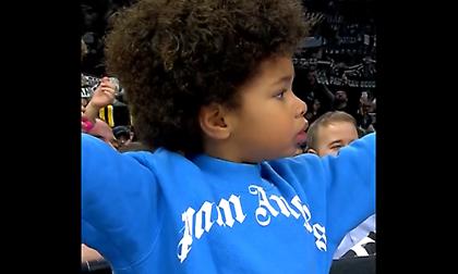 Εκπληκτικό: Ο γιος του Λεσόρ τραγούδησε τον ύμνο της Παρτίζαν!