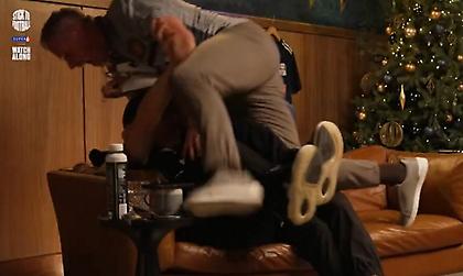 Ο Κάραγκερ ξέχασε πως είναι στην τηλεόραση, πήδηξε πάνω στον Νέβιλ και έπεσε απ' τον καναπέ στο γκολ του Σαλάχ!