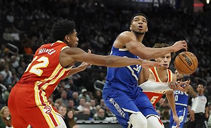 Ο Γιάννης Αντετοκούνμπο σκόραρε 31 πόντους κόντρα στους Χοκς