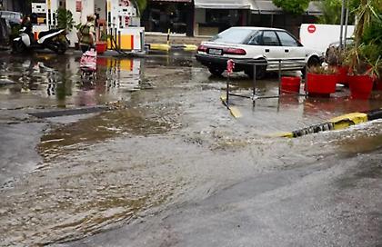 Προβλήματα έφερε η καταιγίδα - Διακοπή κυκλοφορίας στη Μεσογείων