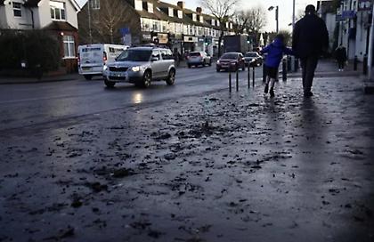 Τους πήρε και τους σήκωσε: Σφοδρούς ανέμους φέρνει στη Βρετανία η καταιγίδα «Ντάρα»