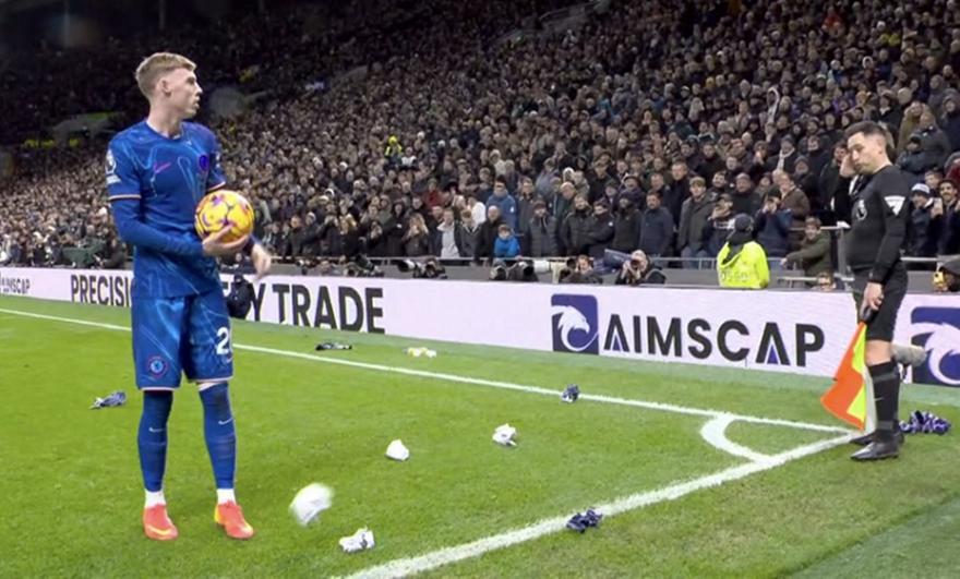 Κόουλ Πάλμερ: Ελληνικά σκηνικά στο Τότεναμ – Τσέλσι, «βροχή» από αντικείμενα στο κόρνερ