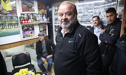 Στην Κρήτη ο Ηλιόπουλος - Τον υποδέχθηκαν στο αεροδρόμιο με καλούδια