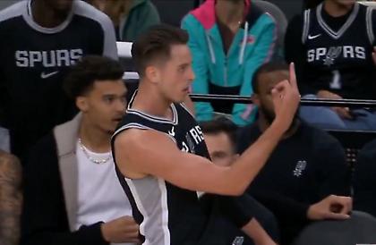 Βαρύ πρόστιμο στον Κόλινς για το μεσαίο δάχτυλο σε διαιτητή