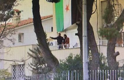 Ύψωσαν τη σημαία της επανάστασης στην πρεσβεία της Συρίας στην Αθήνα - Συνελήφθησαν οι καταληψίες