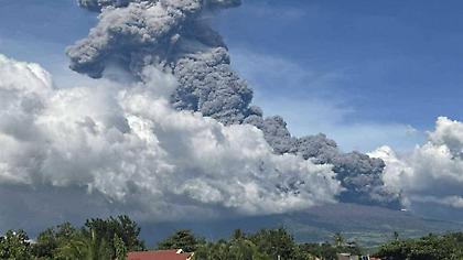 Φιλιππίνες: Εντυπωσιακές εικόνες από έκρηξη ηφαιστείου