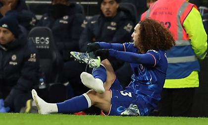 Απίθανος Κουκουρέγια: Πέταξε τα παπούτσια του μετά τα... γλιστρήματα και απολογήθηκε