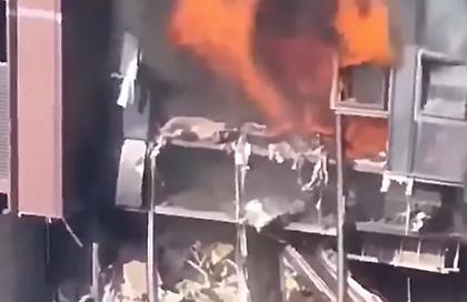 Βίντεο σοκ: Η στιγμή που μια γυναίκα πέφτει από τον φλεγόμενο ουρανοξύστη στην Κίνα